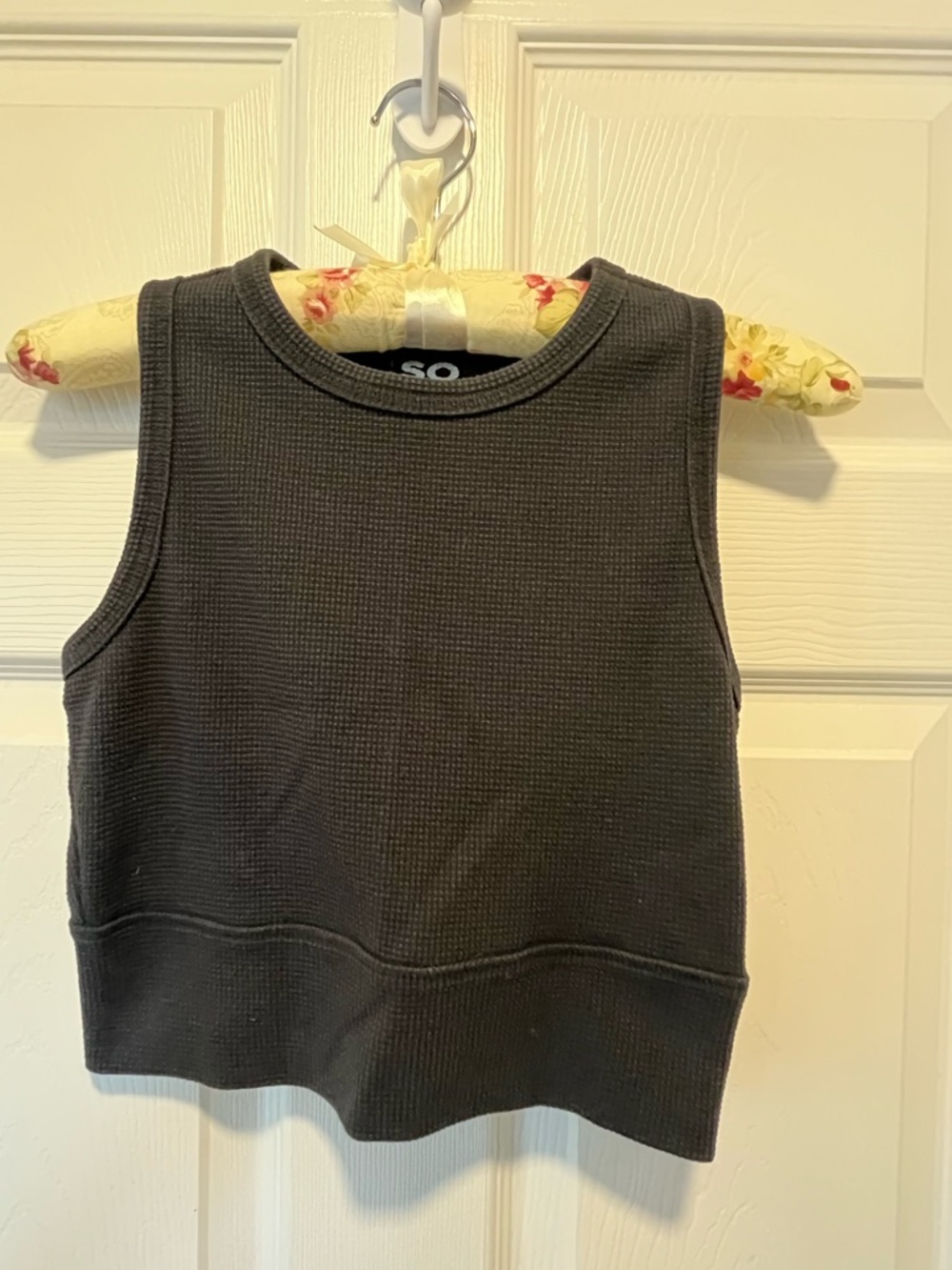 (Juniors) SO Cropped Tank Top
Size Small